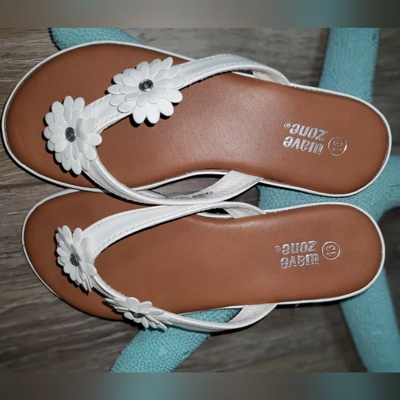 🇺🇲Girls Wave Zone faux leather white strap between toe bling sandal Sz 13 - Picture 5 of 6